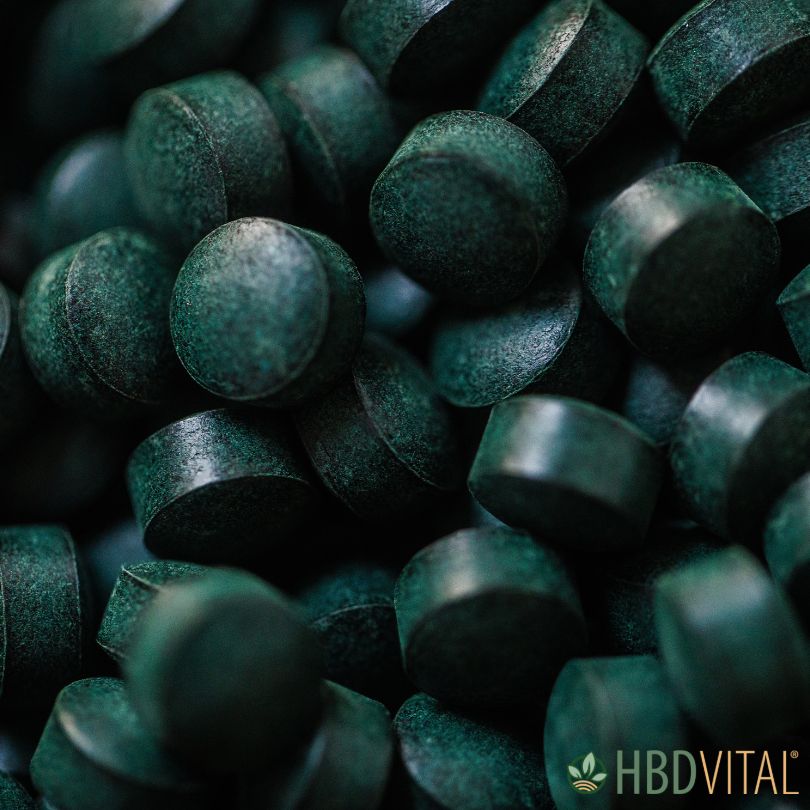 Nahaufnahme von dunkelgrünen Spirulina-Tabletten von HBD Vital.